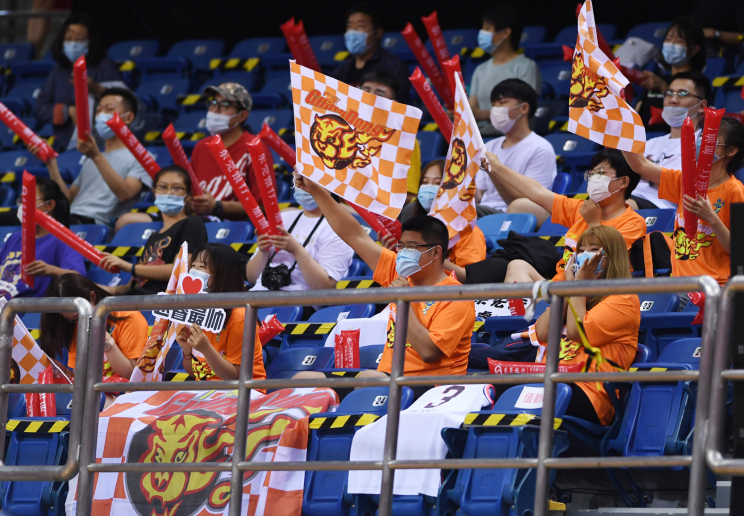 江苏队鏖战广东队，易建联状态火热